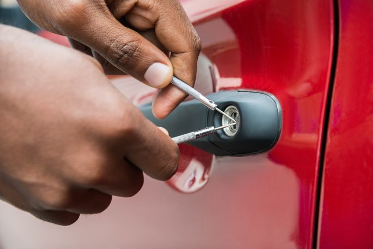 4 Tips to Bring Out Car Keys Locked Inside the Car